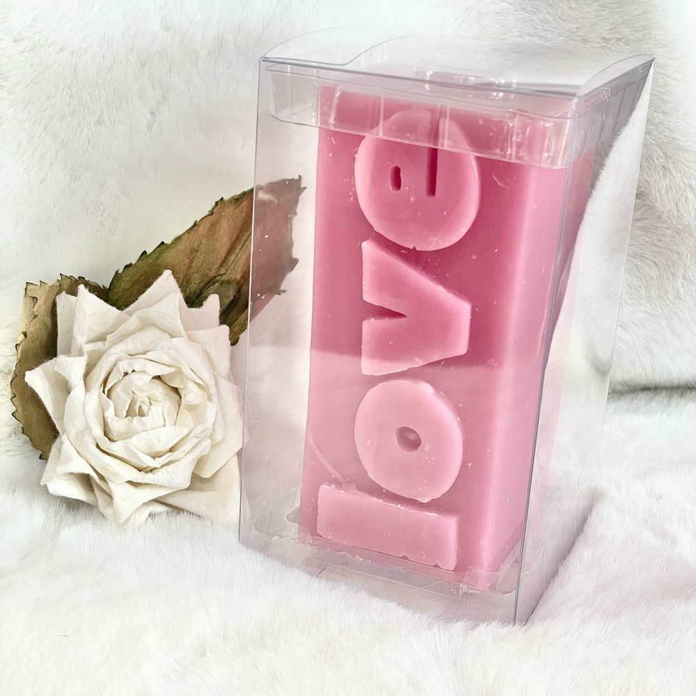 New with tag 22oz “LOVE” candle. Makes a wonderful gift! pink words 3D #love